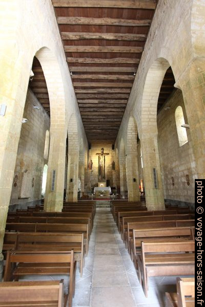 Nef non-voûtée de l'église fortifiée de Tayac. Photo © André M. Winter