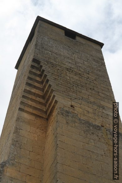Encorbellement de la tour défensive à l'est de l'église de Tayac. Photo © Alex Medwedeff