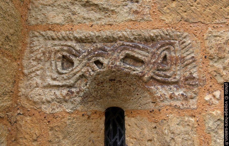 Décors en guirlandes entrelacées d'une fenêtre de l'église de Tayac. Photo © André M. Winter