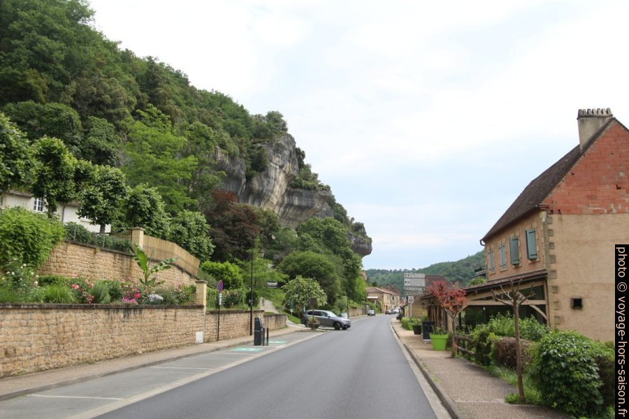 Avenue de la Préhistoire avec la paroi rocheuse des Eyzies. Photo © André M. Winter