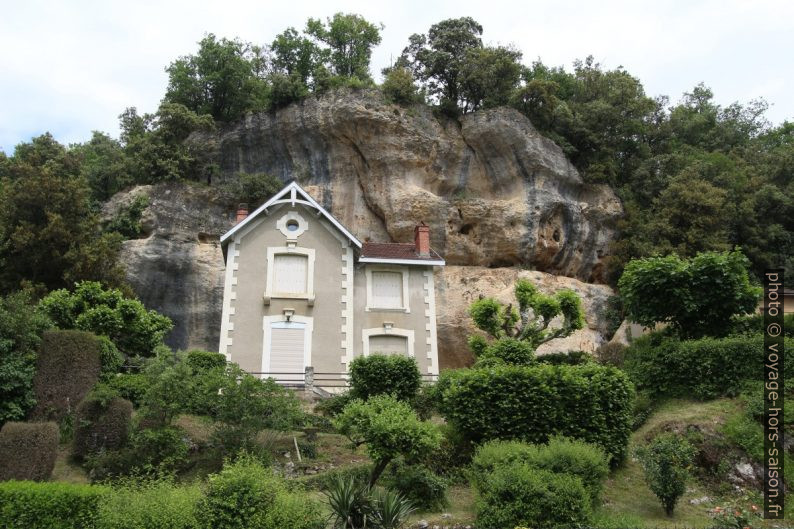 Une petite maison sous l'escarpement des Eyzies. Photo © André M. Winter