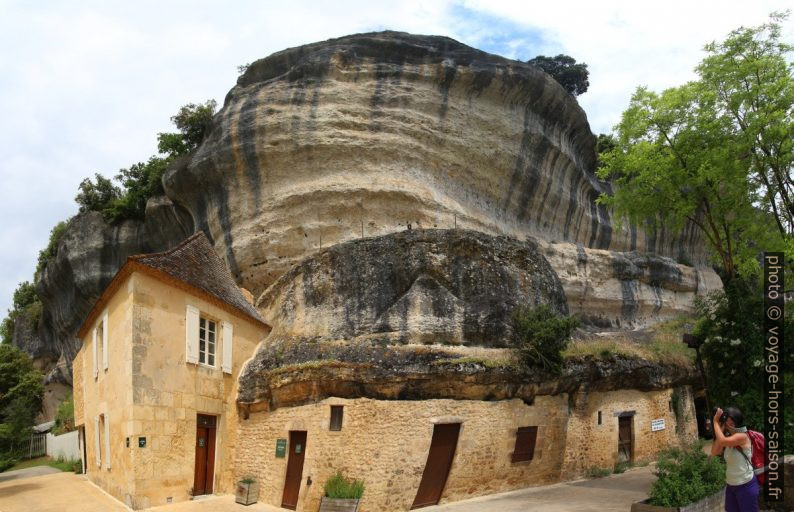 Rocher au-dessus de l'accueil de l'Abri Pataud. Photo © André M. Winter