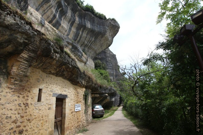 Chemin au-delà de la Rue du Moyen-Âge. Photo © André M. Winter