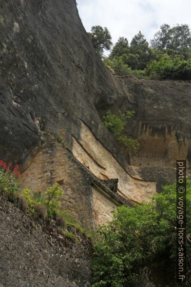 Traces d'habitat troglodytique aux Eyzies. Photo © Alex Medwedeff