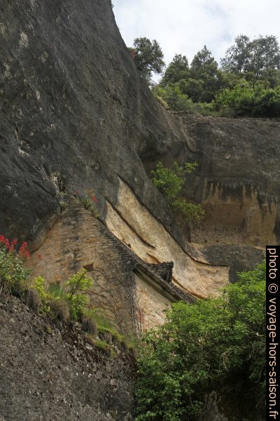 Traces d'habitat troglodytique aux Eyzies. Photo © Alex Medwedeff