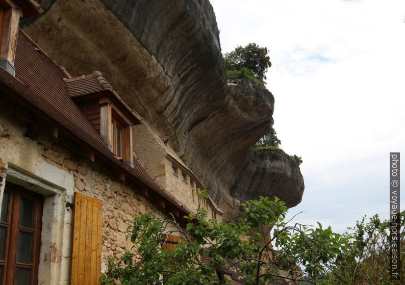 Maisons rénovées et traces d'habitat troglodytique aux Eyzies. Photo © André M. Winter