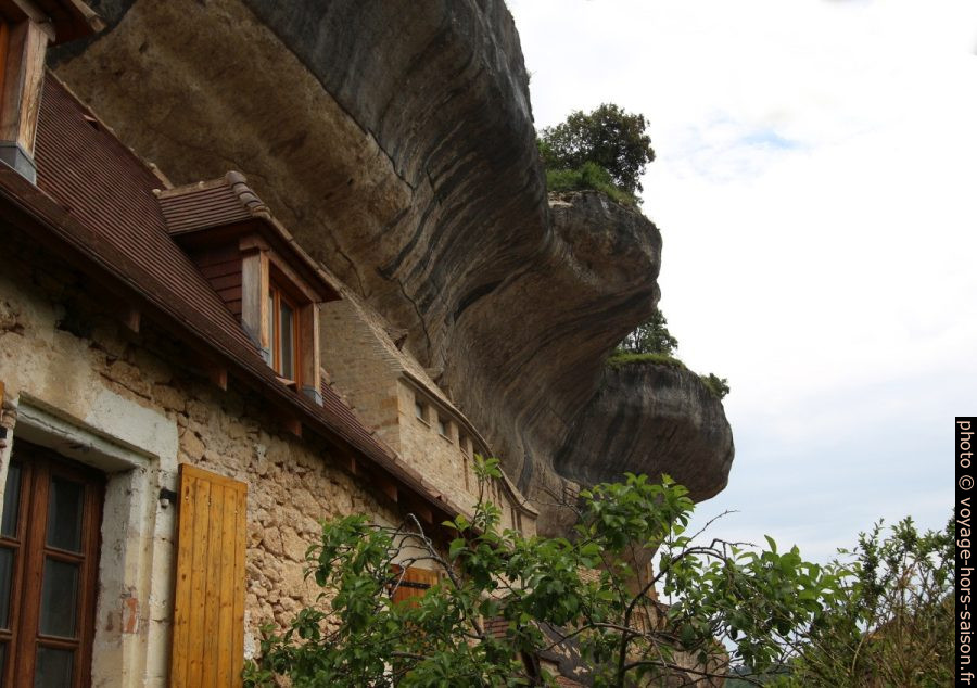 Maisons rénovées et traces d'habitat troglodytique aux Eyzies. Photo © André M. Winter