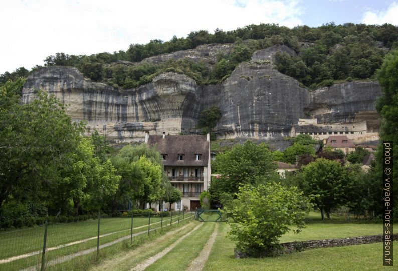 Rocher au-dessus des Eyzies. Photo © André M. Winter