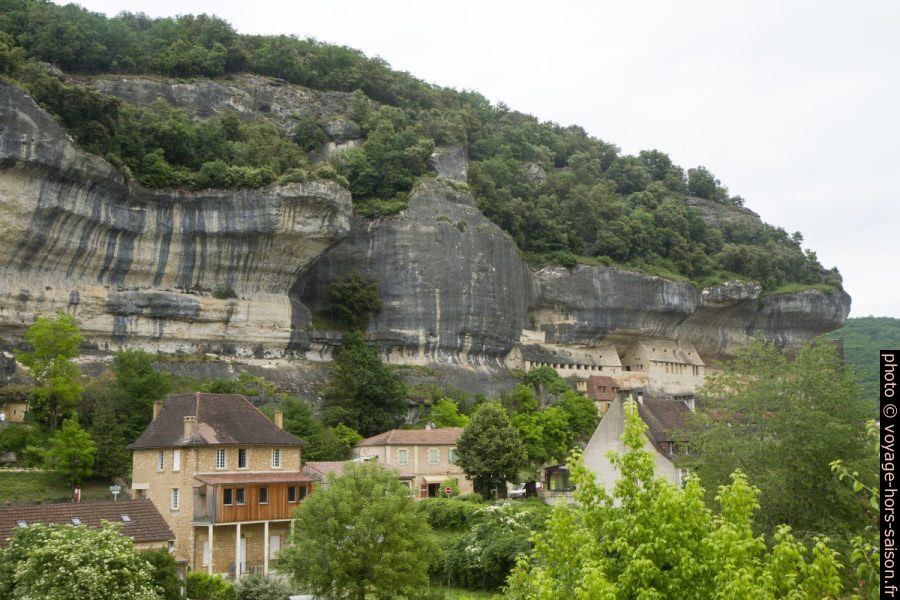 Rocher calcaire des Eyzies. Photo © Alex Medwedeff