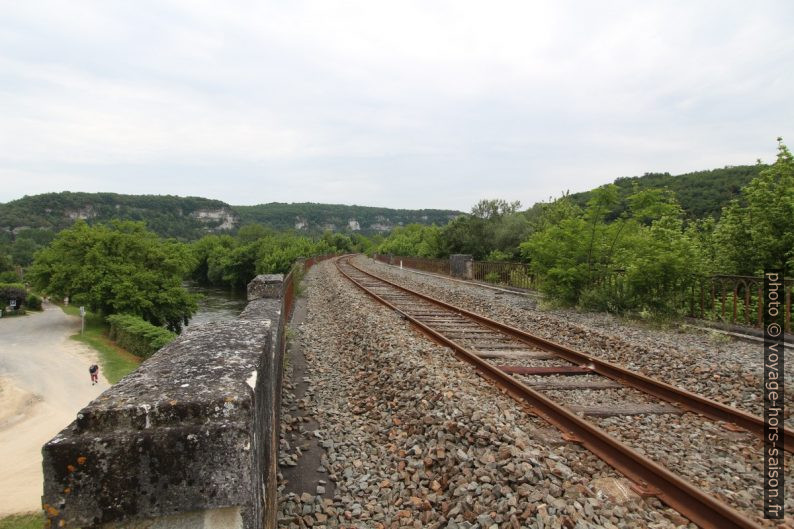 Ballast sur le pont ferroviaire sur la Vézère. Photo © André M. Winter