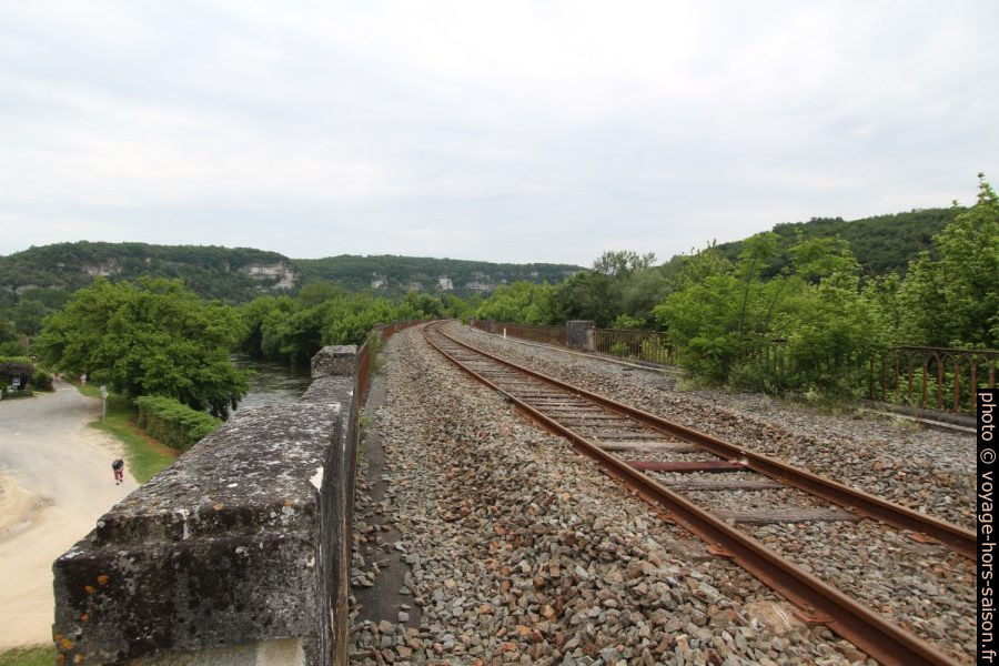 Ballast sur le pont ferroviaire sur la Vézère. Photo © André M. Winter