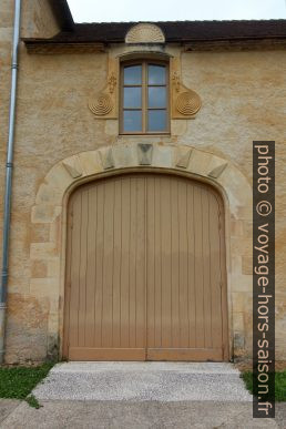 Porte des anciennes écuries du Château de Campagne. Photo © André M. Winter