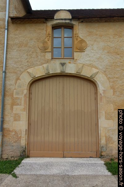 Porte des anciennes écuries du Château de Campagne. Photo © André M. Winter