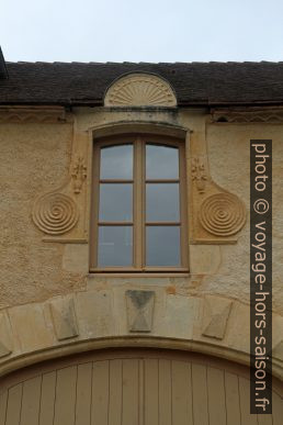 Décor d'une fenêtre des anciennes écuries du Château de Campagne. Photo © Alex Medwedeff