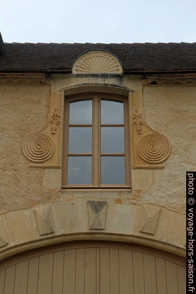 Décor d'une fenêtre des anciennes écuries du Château de Campagne. Photo © Alex Medwedeff