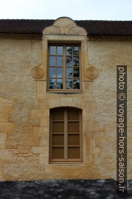 Fenêtre des anciennes écuries du Chateau de Campagne. Photo © André M. Winter