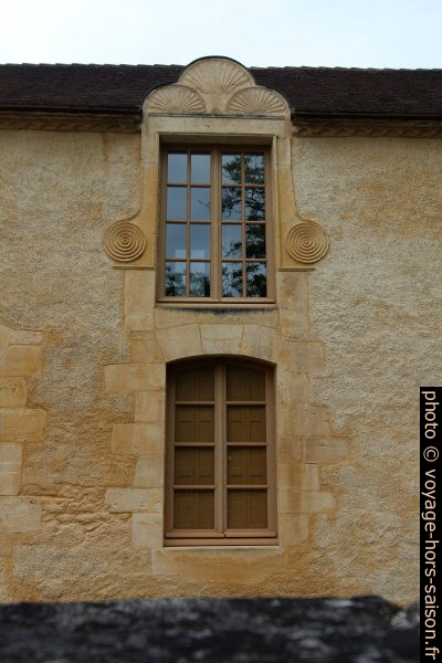 Fenêtre des anciennes écuries du Chateau de Campagne. Photo © André M. Winter