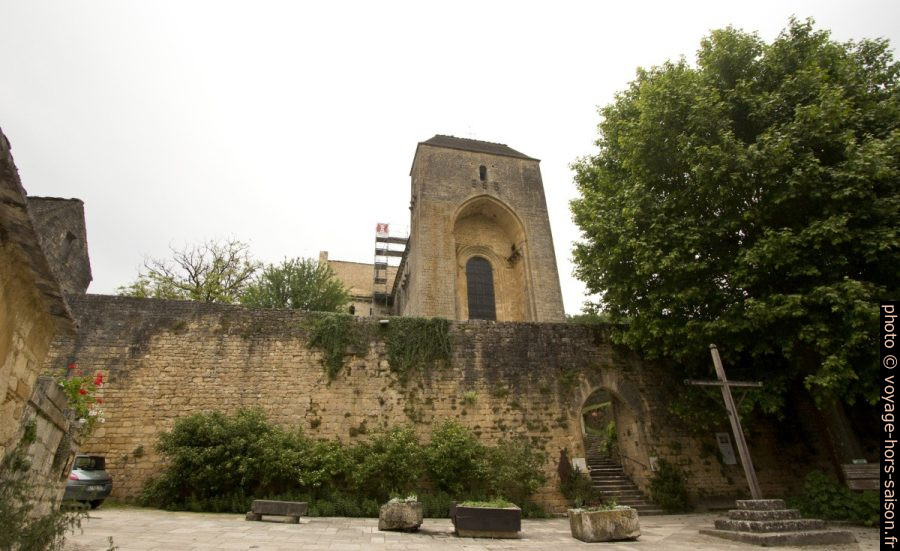 Mur d'enceinte et haute façade de l'église de Saint-Amand-de-Coly. Photo © André M. Winter