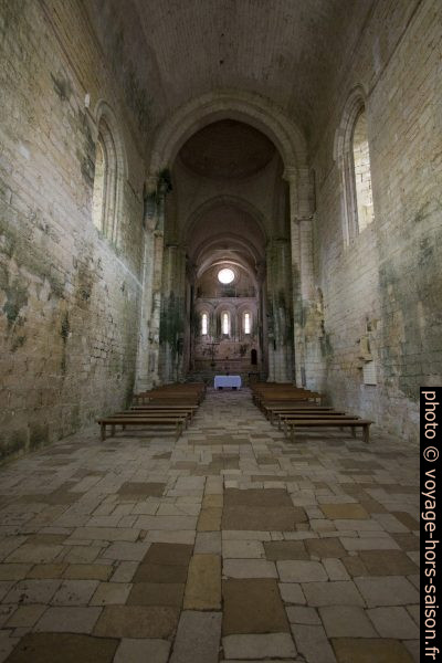 Nef au sol en pente de l'église abbatiale de Saint-Amand. Photo © André M. Winter
