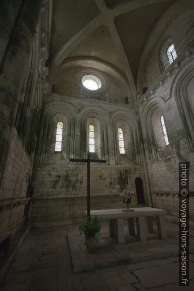 Autel dans le chœur rectangulaire de l'église de Saint-Amand. Photo © André M. Winter