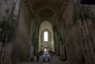 Nef de l'église de Saint-Amand vue du chevet. Photo © André M. Winter