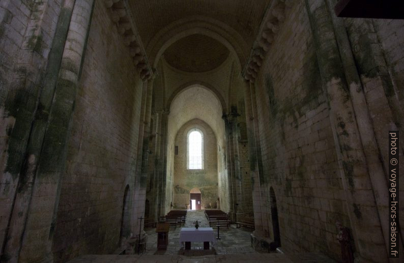 Nef de l'église de Saint-Amand vue du chevet. Photo © André M. Winter