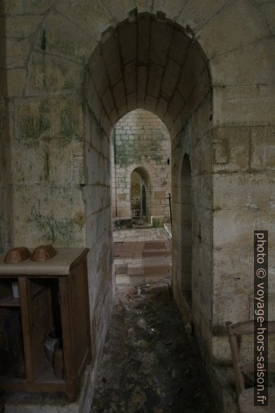 Passages étroits entre le chœur et les capelles latérales de l'église St.-Amand. Photo © André M. Winter