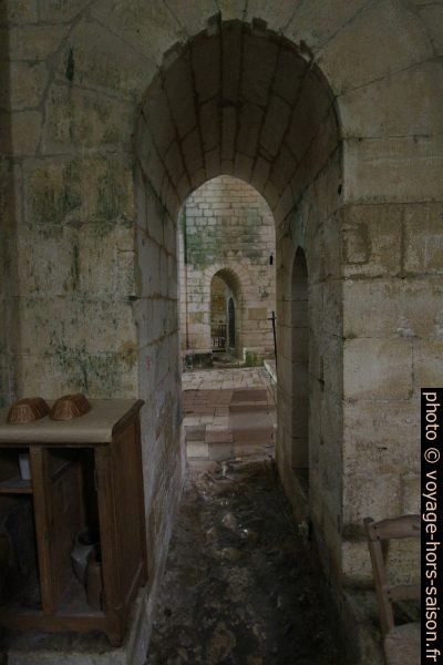 Passages étroits entre le chœur et les capelles latérales de l'église St.-Amand. Photo © André M. Winter