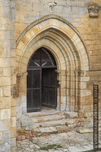 Portail de l'église de Saint-Amand. Photo © Alex Medwedeff