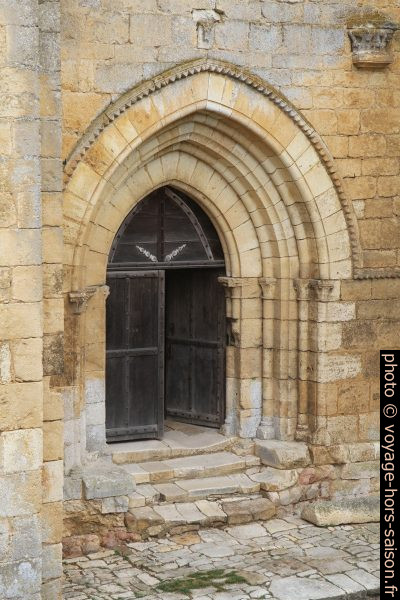 Portail de l'église de Saint-Amand. Photo © Alex Medwedeff