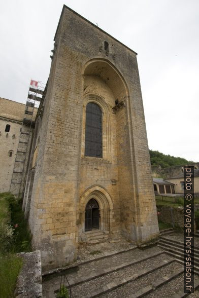 Façade principale defensive de l'église de Saint-Amand. Photo © André M. Winter
