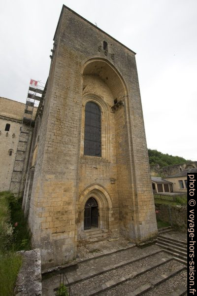 Façade principale defensive de l'église de Saint-Amand. Photo © André M. Winter