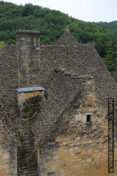 Toit de lauzes du presbytère de Saint-Amand-de-Coly. Photo © Alex Medwedeff