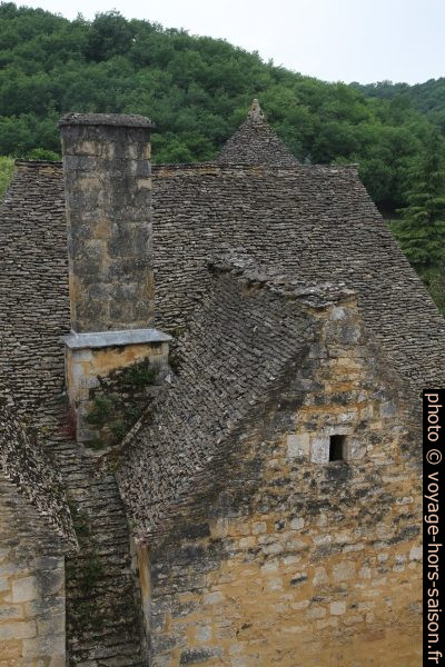 Toit de lauzes du presbytère de Saint-Amand-de-Coly. Photo © Alex Medwedeff