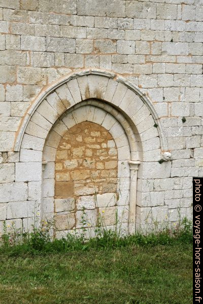 Une porte murée au nord de l'église de Saint-Amand. Photo © Alex Medwedeff