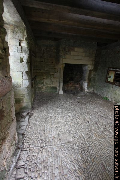 Sol pisé de la maison des gardes de l'église de Saint-Amand. Photo © André M. Winter