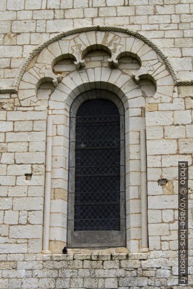 Décor de la fenêtre du transept nord de l'église de Saint-Amand. Photo © André M. Winter
