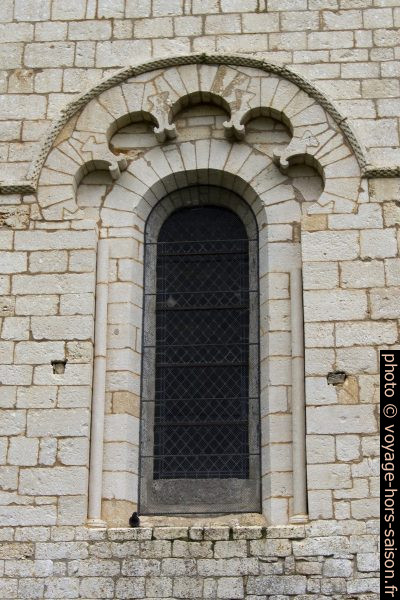 Décor de la fenêtre du transept nord de l'église de Saint-Amand. Photo © André M. Winter