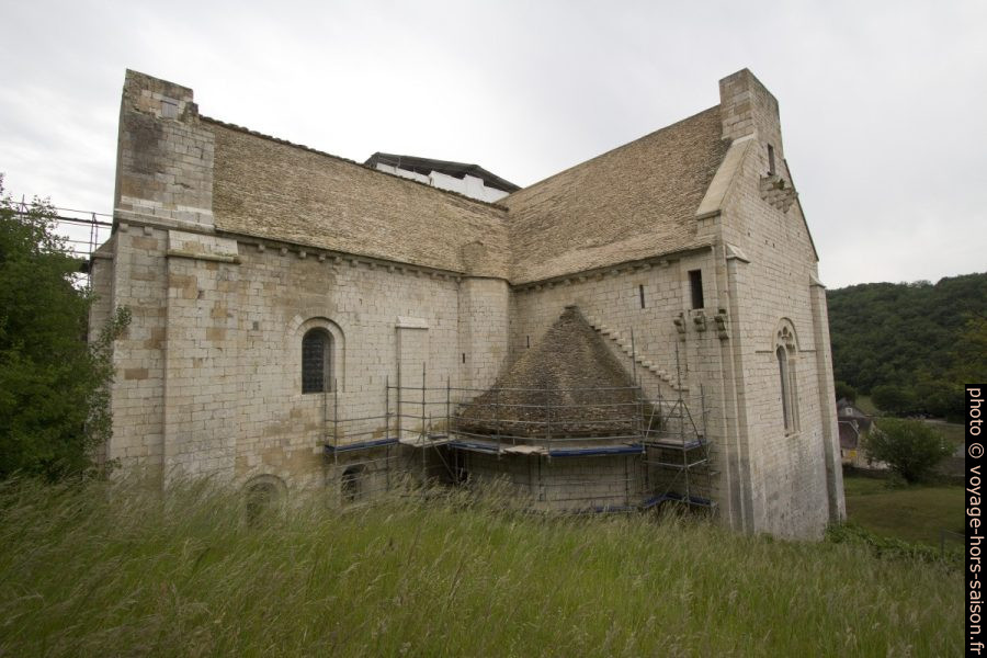 Réfection du toit de lauzes de la chapelle latérale nord de l'église de St.-Amand. Photo © André M. Winter