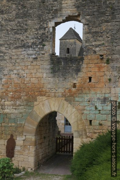 Porte de l'enceinte sud de l'église de St.-Amand-de-Coly. Photo © Alex Medwedeff