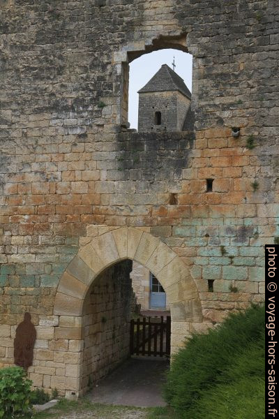 Porte de l'enceinte sud de l'église de St.-Amand-de-Coly. Photo © Alex Medwedeff