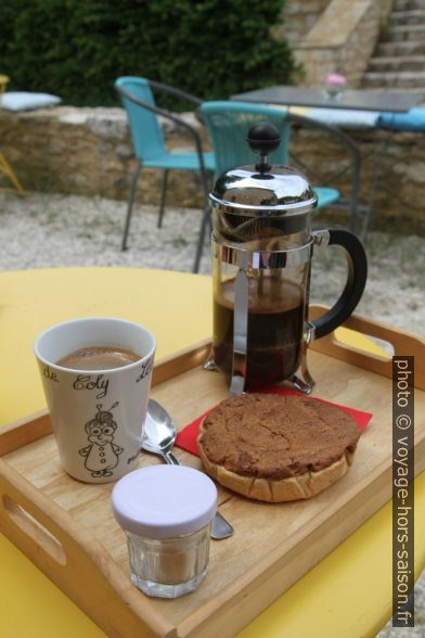 Café C’Art Thé Sien avec tarte aux noix. Photo © Alex Medwedeff