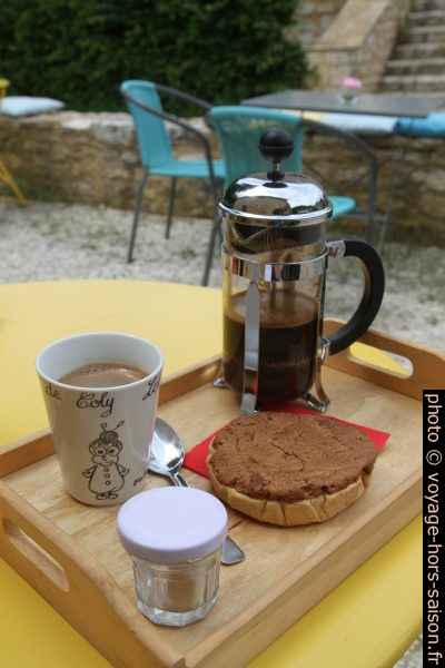 Café C’Art Thé Sien avec tarte aux noix. Photo © Alex Medwedeff