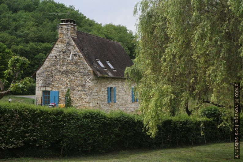 Petite maison aux volets bleus. Photo © Alex Medwedeff