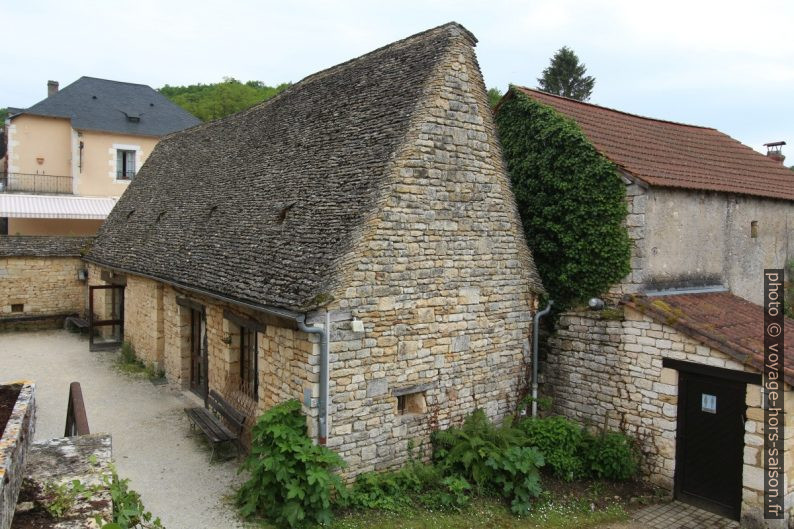 Maison à toit de lauzes à St. Amand. Photo © André M. Winter