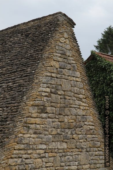 Front d'un toit de lauzes à St. Amand. Photo © Alex Medwedeff