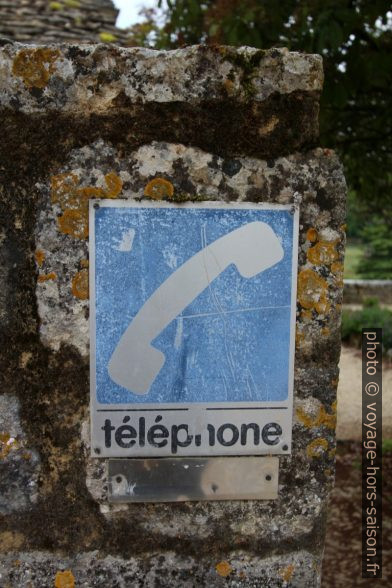 Ancien panneau indiquant un téléphone public à la mairie. Photo © André M. Winter