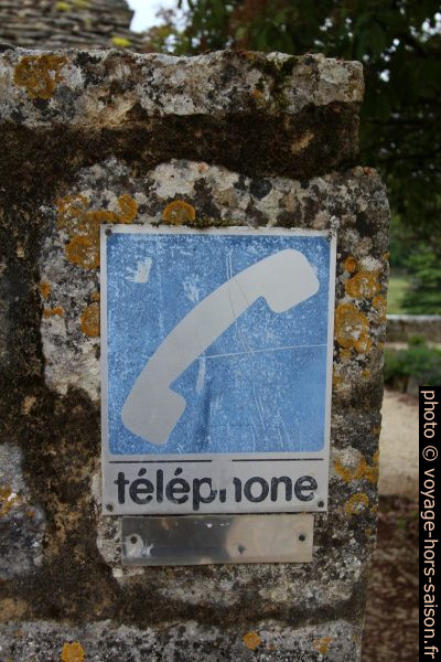 Ancien panneau indiquant un téléphone public à la mairie. Photo © André M. Winter