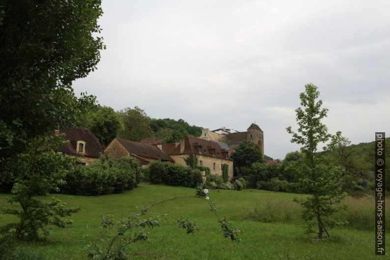 Saint Amand de Coly vu du nord-ouest. Photo © André M. Winter