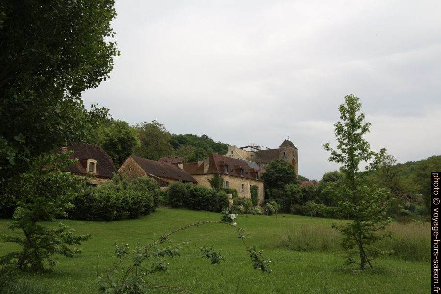 Saint Amand de Coly vu du nord-ouest. Photo © André M. Winter